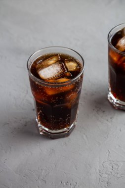 Soğuk Tazeleyen Koyu Kola, gri arka planda Buz Küpleri, yan görünüm. 