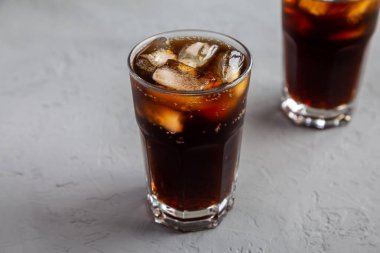 Soğuk Tazeleyen Koyu Kola, gri arka planda Buz Küpleri, yan görünüm. 