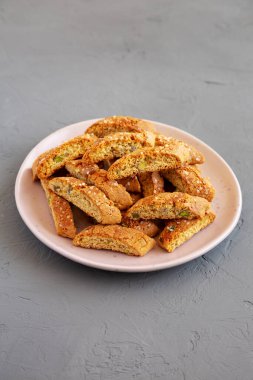 Ev yapımı İtalyan Cantuccini, yanında da Pistachios ve Citron tabağı. Çıtır Pistachio ve Citron Kurabiyeleri. 