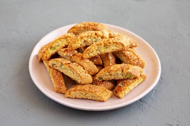 Ev yapımı İtalyan Cantuccini, yanında da Pistachios ve Citron tabağı. Çıtır Pistachio ve Citron Kurabiyeleri. 