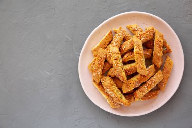 Pistachios ve Citron 'lu ev yapımı İtalyan Cantuccini. Çıtır Pistachio ve Citron Kurabiyeleri. Dümdüz, tepeden, yukarıdan.