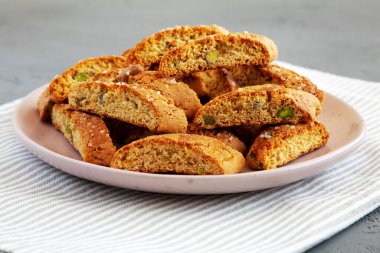Ev yapımı İtalyan Cantuccini, yanında da Pistachios ve Citron tabağı. Çıtır Pistachio ve Citron Kurabiyeleri. 