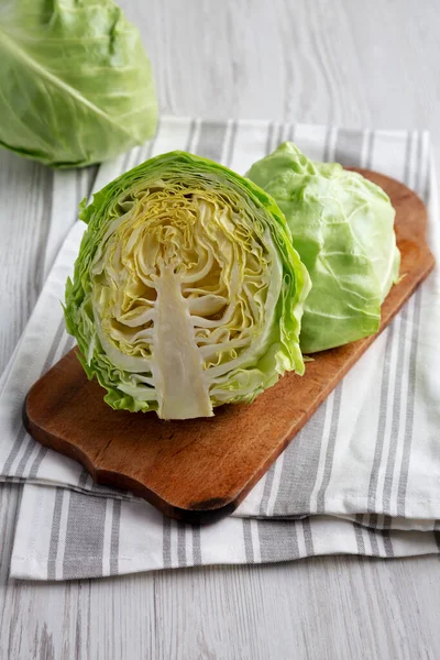 Köy tahtasında çiğ organik lahana, yan görüş.. 