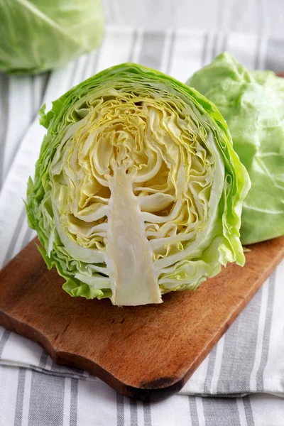 Köy tahtasında çiğ organik lahana, yan görüş. Yakın plan..