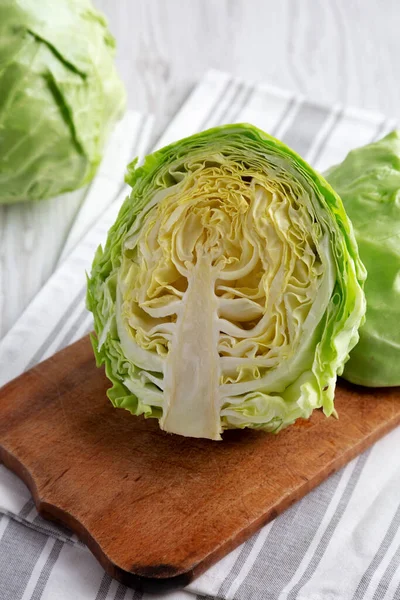 Köy tahtasında çiğ organik lahana, yan görüş.. 