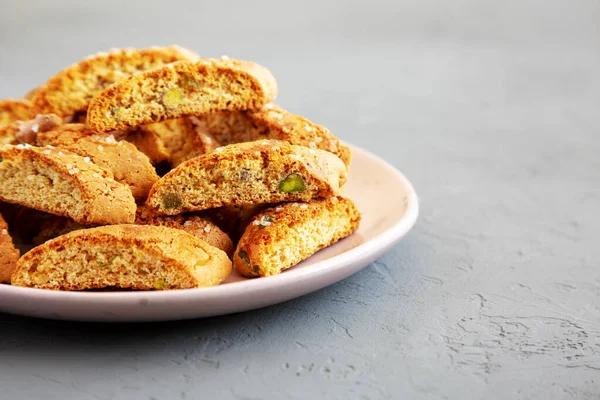 Ev yapımı İtalyan Cantuccini, yanında da Pistachios ve Citron tabağı. Çıtır Pistachio ve Citron Kurabiyeleri. Metin için boşluk.