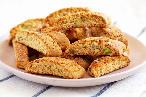 Ev yapımı İtalyan Cantuccini, yanında da Pistachios ve Citron tabağı. Çıtır Pistachio ve Citron Kurabiyeleri.