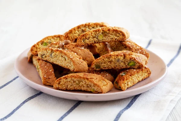 Ev yapımı İtalyan Cantuccini, yanında da Pistachios ve Citron tabağı. Çıtır Pistachio ve Citron Kurabiyeleri. Yakın plan..