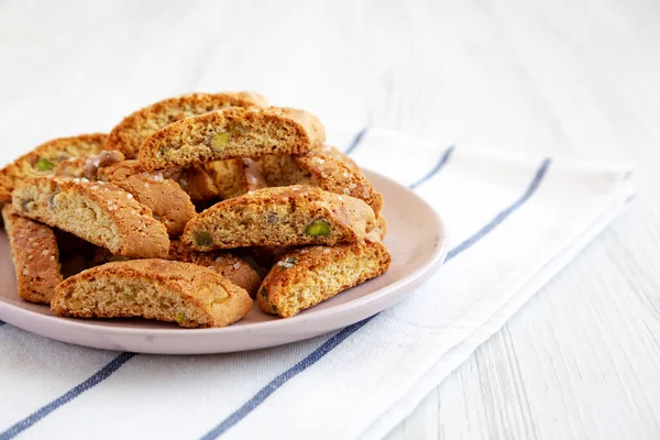 Ev yapımı İtalyan Cantuccini, yanında da Pistachios ve Citron tabağı. Çıtır Pistachio ve Citron Kurabiyeleri. Boşluğu kopyala.