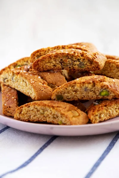 Ev yapımı İtalyan Cantuccini, yanında da Pistachios ve Citron tabağı. Çıtır Pistachio ve Citron Kurabiyeleri. Yakın plan..