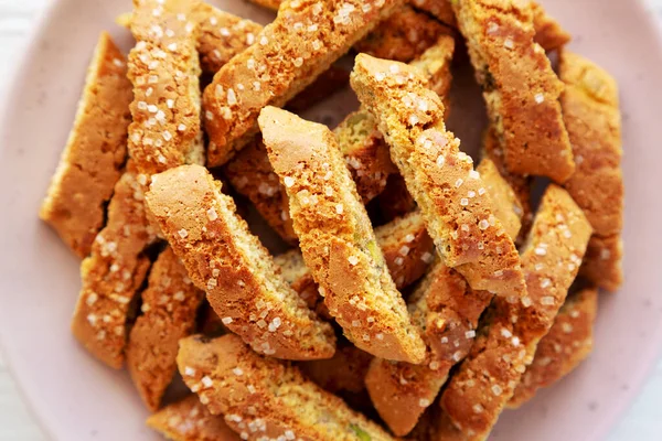 Pistachios ve Citron 'lu ev yapımı İtalyan Cantuccini. Çıtır Pistachio ve Citron Kurabiyeleri. Dümdüz, tepeden, yukarıdan. Yakın plan..
