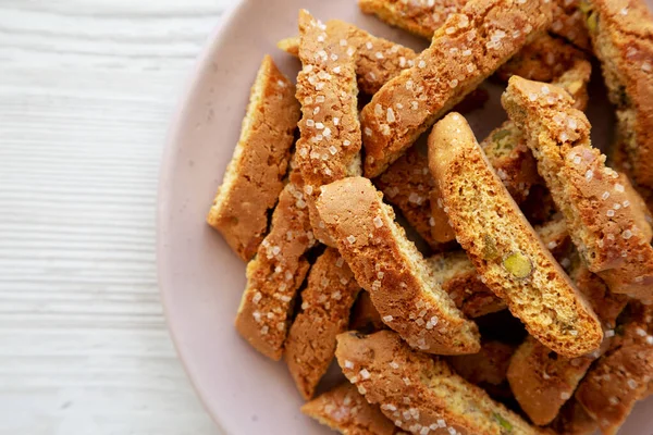 Pistachios ve Citron 'lu ev yapımı İtalyan Cantuccini. Çıtır Pistachio ve Citron Kurabiyeleri. Dümdüz, tepeden, yukarıdan. Boşluğu kopyala.