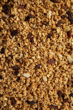 Kuru üzüm ve badem arkaplanlı ev yapımı granola.. 