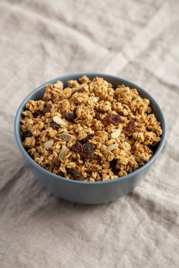 Ev yapımı tahıl gevreği, yanında kuru üzüm ve badem.. 