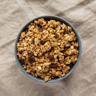 Ev yapımı tahıl gevreği, kuru üzüm ve bademli, en iyi manzara. Yukarıdan, dümdüz uzanmış. 