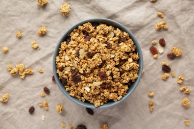 Ev yapımı tahıl gevreği, kuru üzüm ve bademli, en iyi manzara. Yukarıdan, dümdüz uzanmış.