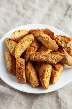 Beyaz tabakta badem soslu ev yapımı İtalyan Cantuccini. Çıtır bademli kurabiyeler..