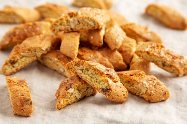 Ev yapımı İtalyan Cantuccini, bademli, yan manzaralı. Çıtır bademli kurabiyeler. Yakın plan..