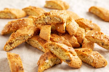 Ev yapımı İtalyan Cantuccini, bademli, yan manzaralı. Çıtır bademli kurabiyeler. Yakın plan..