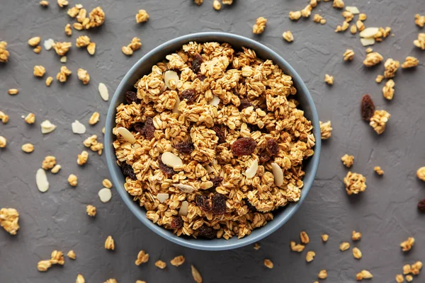 Granola Buatan Sendiri Dengan Kismis Dan Kacang Almond Dalam Bowl — Stok Foto