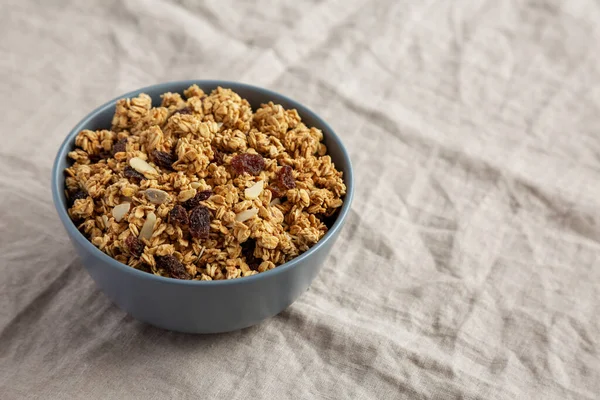 Ev yapımı tahıl gevreği, yanında kuru üzüm ve badem de olsun. Metin için boşluk.