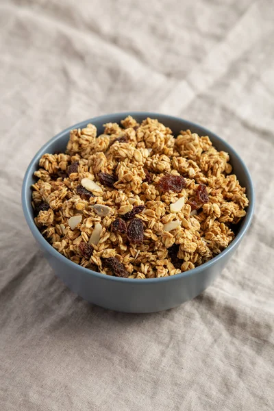 Ev yapımı tahıl gevreği, yanında kuru üzüm ve badem.. 