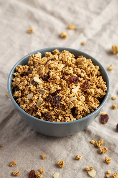 Ev yapımı tahıl gevreği, yanında kuru üzüm ve badem.. 