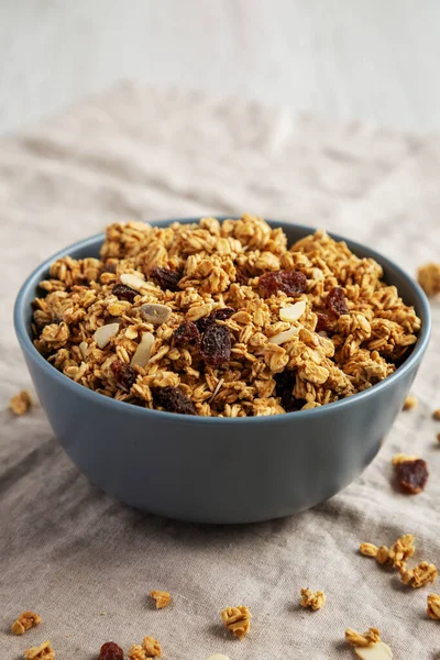 Ev yapımı tahıl gevreği, yanında kuru üzüm ve badem.. 