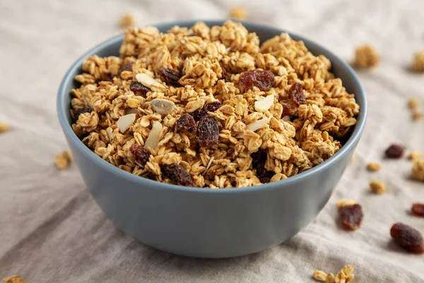 Ev yapımı tahıl gevreği, yanında kuru üzüm ve badem..