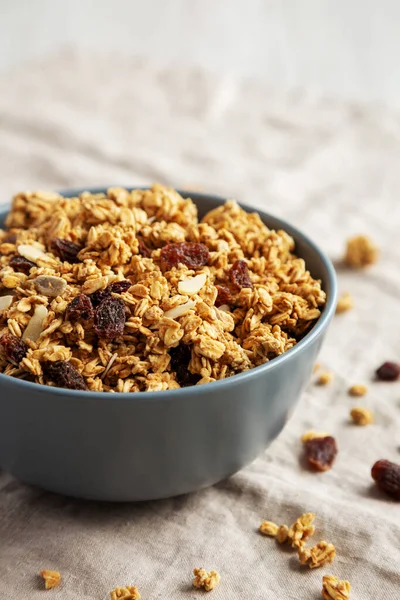 Ev yapımı tahıl gevreği, yanında kuru üzüm ve badem de olsun. Yakın plan..