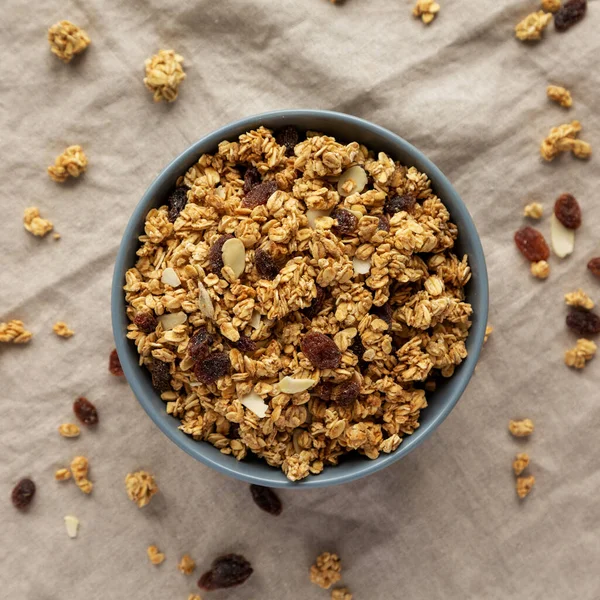 Ev yapımı tahıl gevreği, kuru üzüm ve bademli, en iyi manzara. Yukarıdan, dümdüz uzanmış.