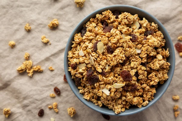 Ev yapımı tahıl gevreği, kuru üzüm ve bademli, en iyi manzara. Yukarıdan, dümdüz uzanmış.