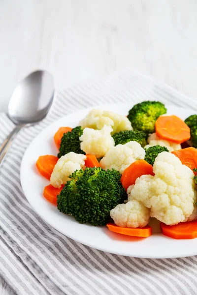 Mixed Organic Steamed Vegetables Carrots Broccoli Cauliflower Plate White Wooden — Stock Photo, Image