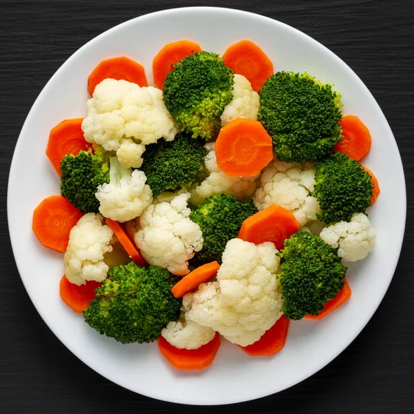 Verduras Vapor Orgánicas Mixtas Zanahorias Brócoli Coliflor Una Placa Sobre —  Fotos de Stock