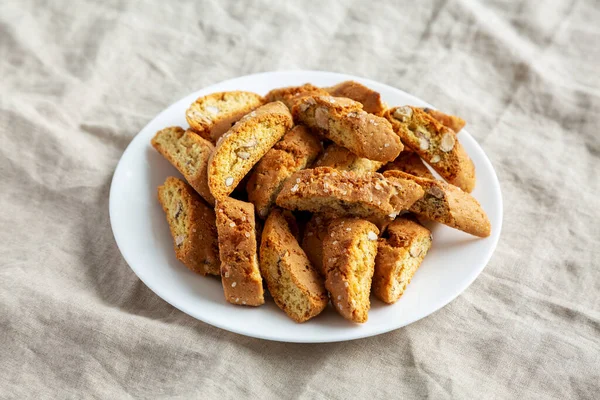 Beyaz tabakta badem soslu ev yapımı İtalyan Cantuccini. Çıtır bademli kurabiyeler..