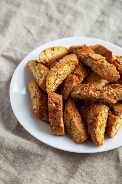 Beyaz tabakta badem soslu ev yapımı İtalyan Cantuccini. Çıtır bademli kurabiyeler..