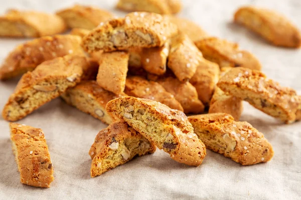 Hausgemachte Italienische Cantuccini Mit Mandeln Seitenansicht Knusprige Mandelplätzchen Nahaufnahme — Stockfoto