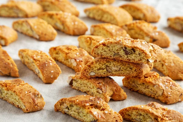 Ev yapımı İtalyan Cantuccini, bademli, yan manzaralı. Çıtır bademli kurabiyeler. Yakın plan..