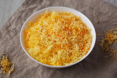 Beyaz kasede doğranmış Meksika peyniri karışımı, yan görüş..