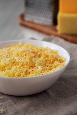 Beyaz kasede doğranmış Meksika peyniri karışımı, yan görüş.. 