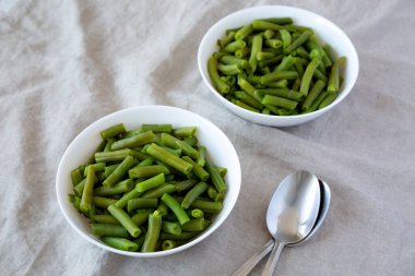 Beyaz kasede buharda pişmiş yeşil fasulye, düşük açı.. 
