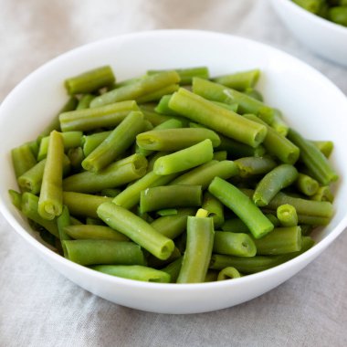 Beyaz kasede buharda pişmiş yeşil fasulye, yan görüş. Yakın plan..