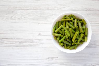 White Bowl 'da buharda pişmiş yeşil fasulye. Yukarıdan, dümdüz yatıyordu. Boşluğu kopyala.
