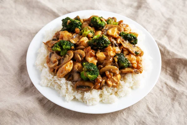 Ev yapımı tavuklu sebzeli kızartma ve yanında beyaz pilav. Yakın plan..