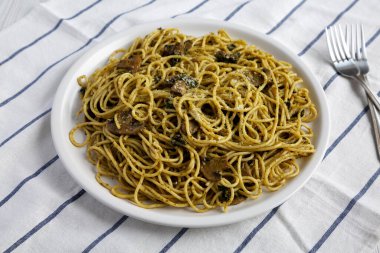Tabakta ev yapımı ıspanaklı mantar soslu spagetti..