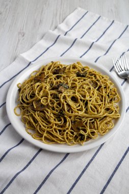 Tabakta ev yapımı ıspanaklı mantar soslu spagetti.. 