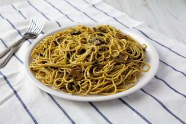 Ev yapımı ıspanaklı mantar soslu spagetti tabakta, düşük açılı.. 