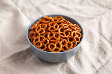 Gevrek tuzlu krakerler kasede, düşük açılı.. 