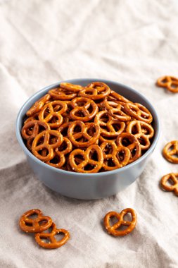 Gevrek tuzlu krakerler kasede, yan görünüşte.. 