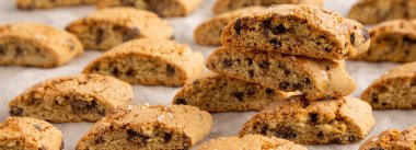 Ev yapımı İtalyan Cantuccini çikolatalı, yan manzaralı. Çıtır Çikolatalı Kurabiyeler. 